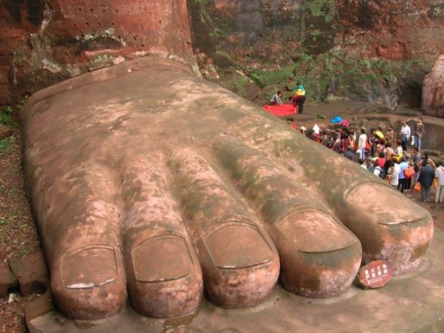 Giant_Buddha_2_The_Foot-700x524