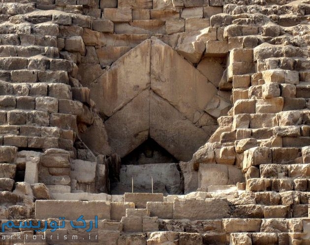 800px-Pyramid_of_Khufu_-_Entrance